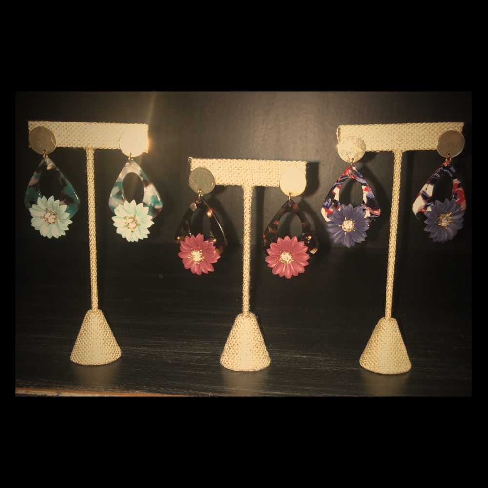 SOLD NWT Trendy earrings